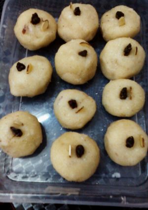 A picture of Rava ladoo.