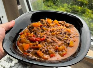 Una foto de Guiso de Lentejas con Roast Beef y salchichas - económica/ low cost