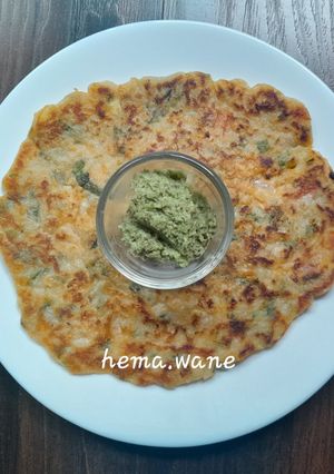 A picture of Jowar uttapam.