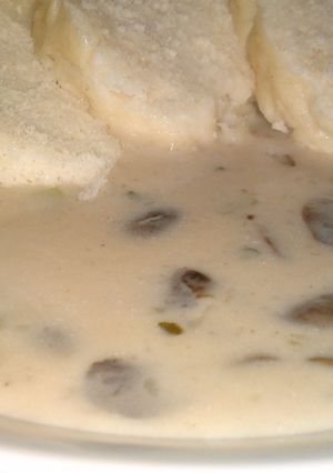 Finom, fehér tejszínes csiperke gombafőzelék újhagymával recept fotója