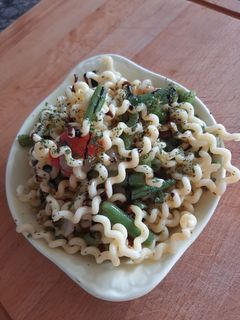 Una foto de Espaguetis espirales con verduras y soja