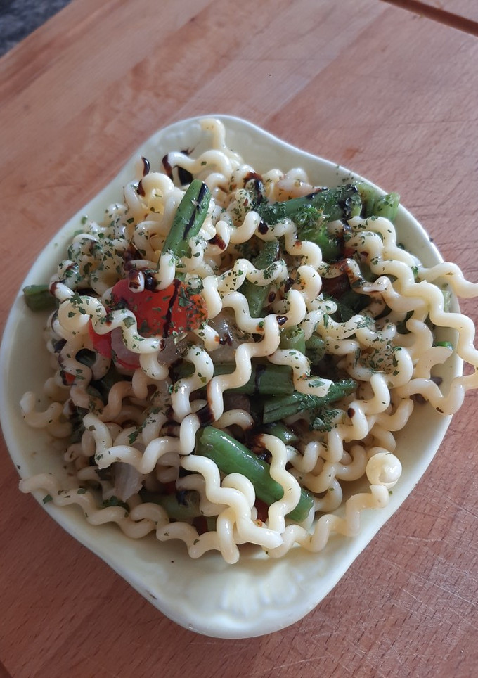 Una foto de Espaguetis espirales con verduras y soja