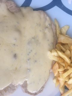 Una foto de Carne de cerdo con salsa de queso azul