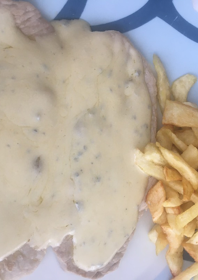 Una foto de Carne de cerdo con salsa de queso azul