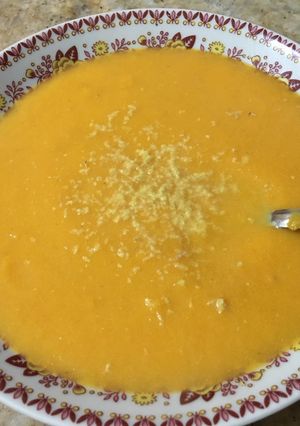 Una foto de Sopa cremosa de zapallo y zanahoria con un toque de jengibre
