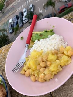 Una foto de Arroz con garbanzos al curry y aguacate