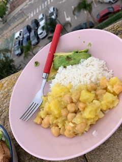 Una foto de Arroz con garbanzos al curry y aguacate