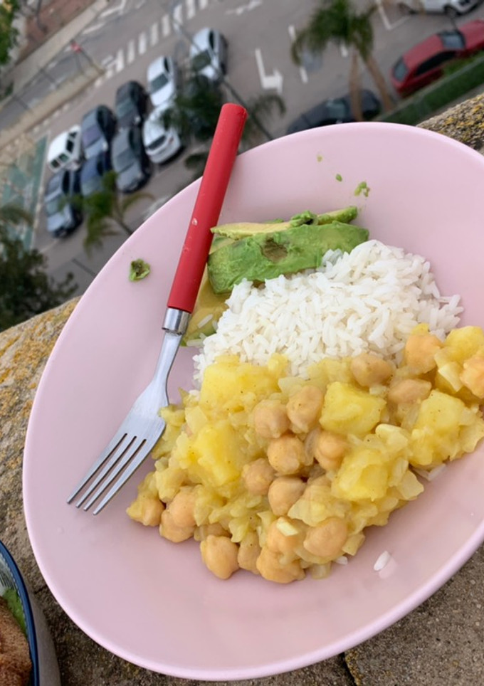 Una foto de Arroz con garbanzos al curry y aguacate