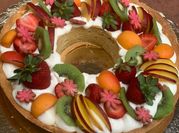 Una foto di torta panna kiwi