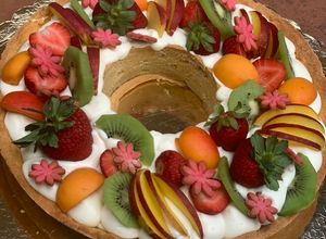 Foto di Crostata di frutta con namelaka al limone pesche fragole e kiwi