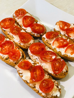 Una foto de Tostaditas con queso de cabra
