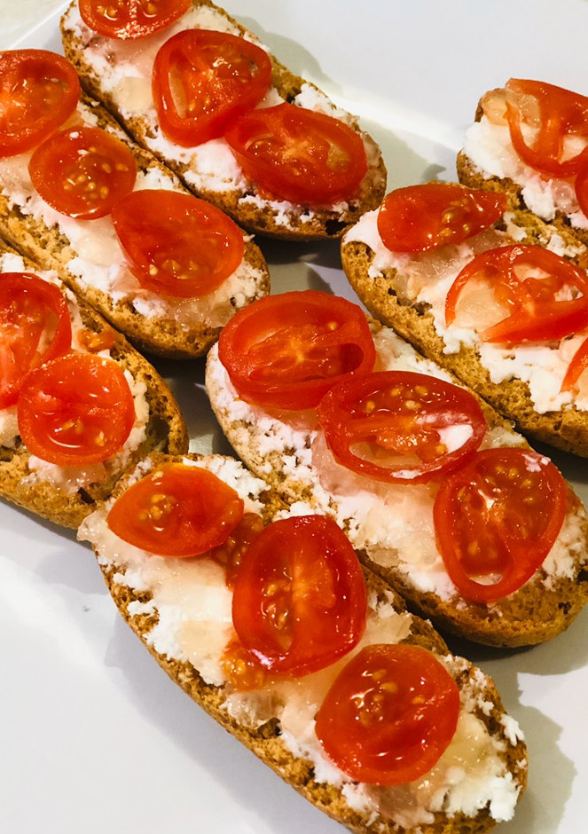 Una foto de Tostaditas con queso de cabra