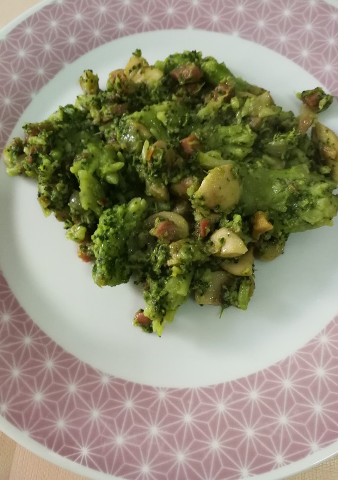 Una foto de Brócoli con champiñones y jamón