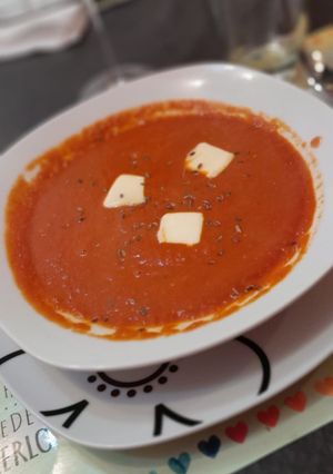 Una foto de Sopa crema de tomate reversionada