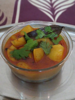 બટાકા નું રસાવાળું શાક (Bataka Rasavalu Shak Recipe In Gujarati) રેસીપી મુખ્ય ફોટો