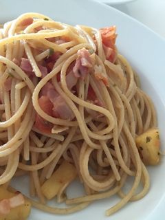 Una foto de Espaguetis con manzana y bacon