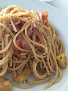 Una foto de Espaguetis con manzana y bacon