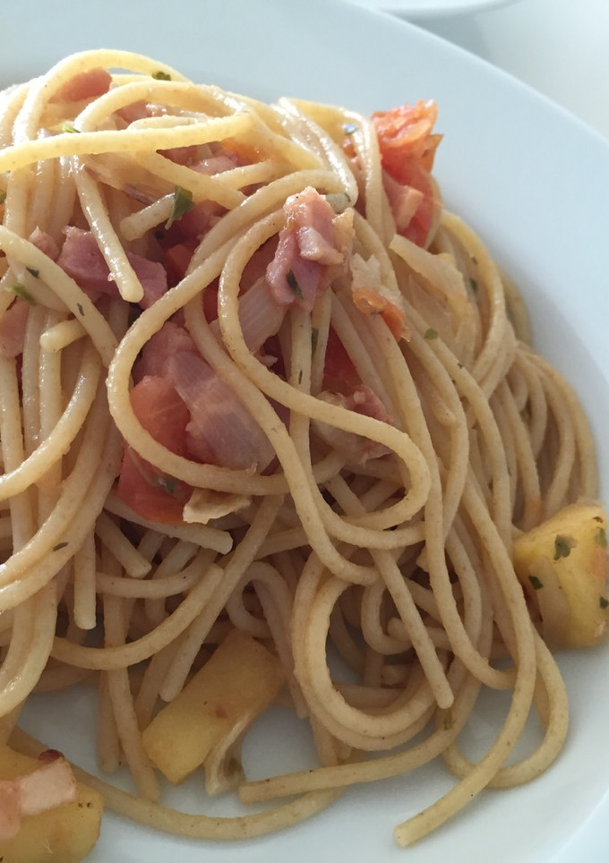 Una foto de Espaguetis con manzana y bacon