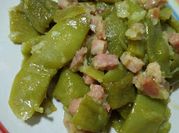 Una foto de judías verdes con jamón