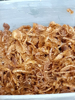 A picture of Crispy Fried onions / birista.