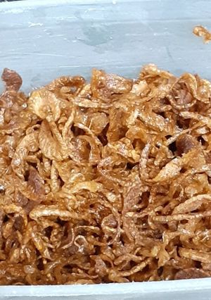A picture of Crispy Fried onions / birista.