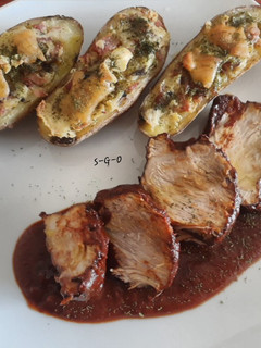 Una foto de Carne al vino con papas rellenas con queso philadelphia y jamón