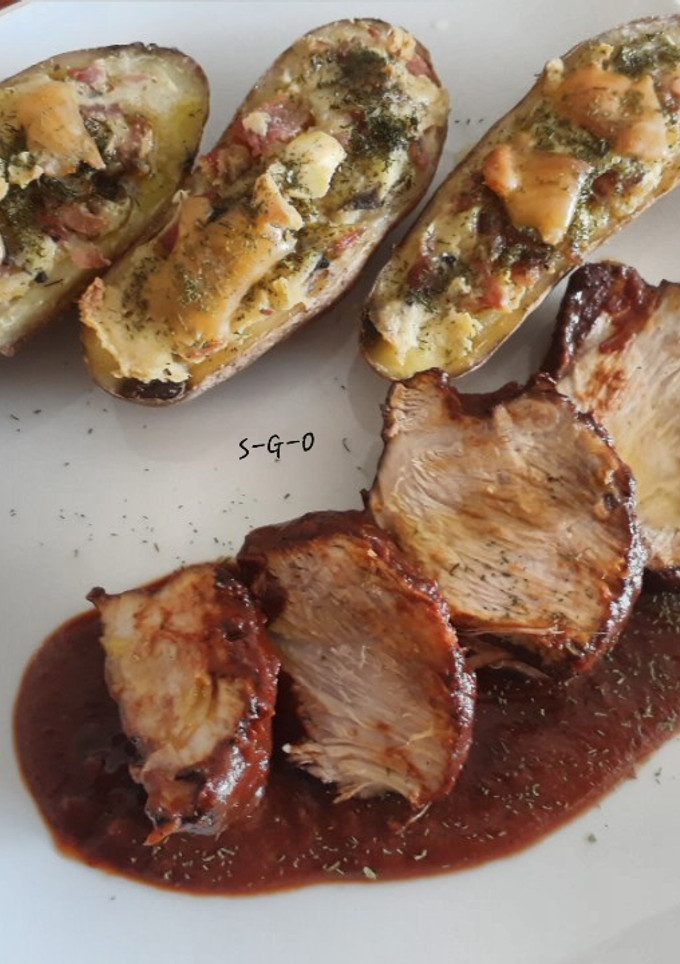Una foto de Carne al vino con papas rellenas con queso philadelphia y jamón