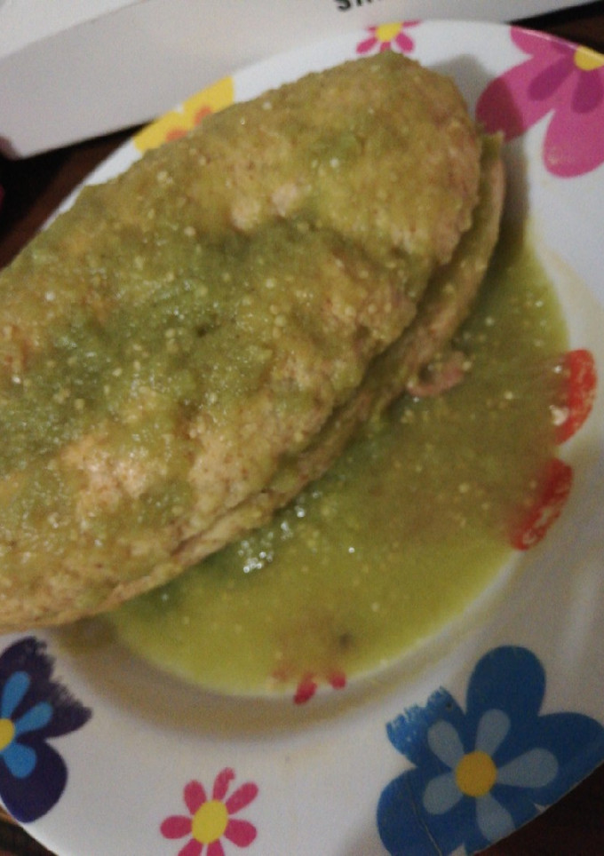 Una foto de Tortas ahogadas de pollo en Chile verde