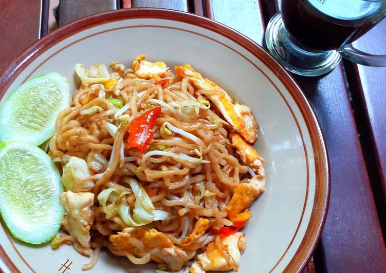 Langkah Mudah Menyiapkan Mie Goreng Sambal Bawang Lada Hitam Lezat