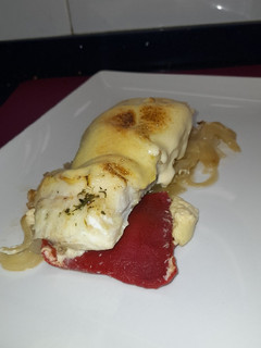 Una foto de Bacalao al piquillo con muselina de ajo