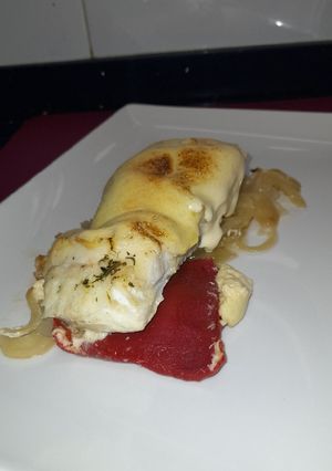 Una foto de Bacalao al piquillo con muselina de ajo