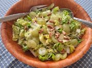 Una foto de ensalada con uvas