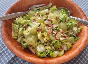 Una foto de Ensalada verde con uvas y nueces