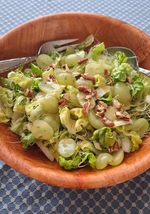 Una foto de Ensalada verde con uvas y nueces