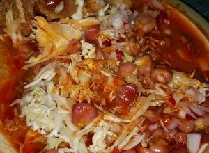Una foto de Pozole rojo estilo mexico