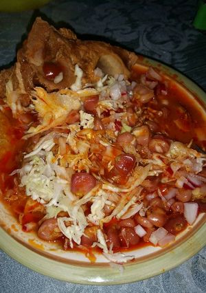 Una foto de Pozole rojo estilo mexico