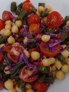 Una foto de Ensalada con garbanzos