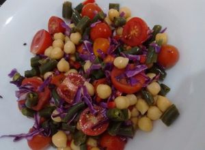 Una foto de Ensalada con garbanzos