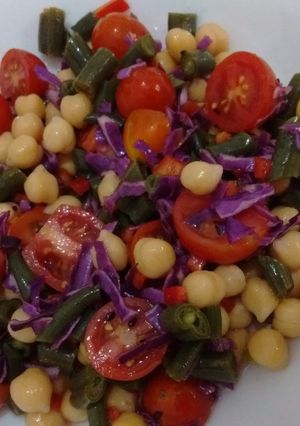 Una foto de Ensalada con garbanzos