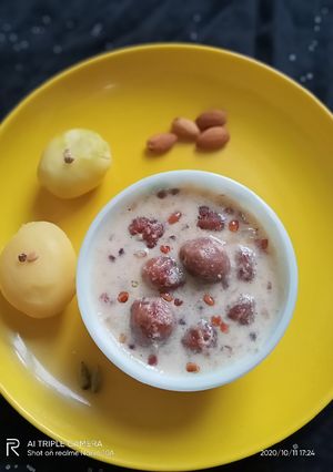 आलू सिंघाड़े आटे की दूध बरिया (aloo singhadeki dudh bariya recipe in hindi) रेसिपी मुख्य फोटो