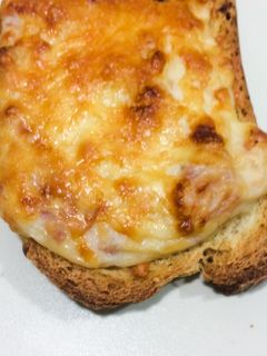 Una foto de Tostadas con bechamel de queso azul y jamón dulce