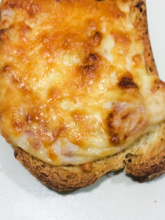 Una foto de Tostadas con bechamel de queso azul y jamón dulce