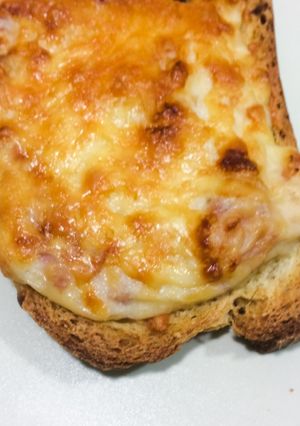 Una foto de Tostadas con bechamel de queso azul y jamón dulce