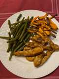 Bocados de pollo con chips de boniato y judías verdes rehogadas