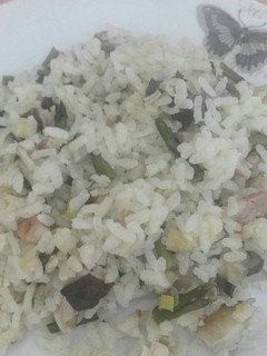 Una foto de Arroz salteado con trigueros y setas shiitake