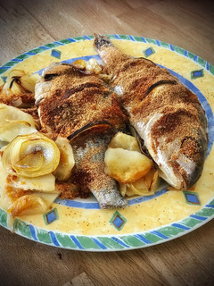 Una foto de Besugo al horno con costra al pimentón y patatas panadera