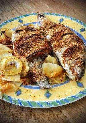 Una foto de Besugo al horno con costra al pimentón y patatas panadera