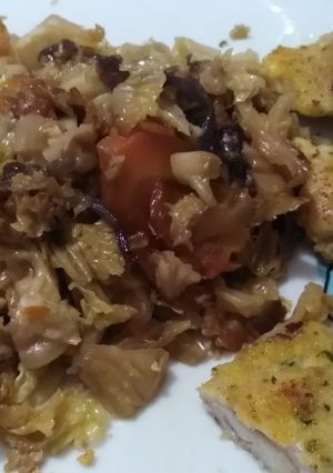 Una foto de Pollo empanado con col