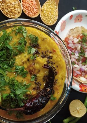 रेस्टॉरंट स्टाईल तडकेवाली दाल खिचडी (tadkewala dal khichdi recipe in marathi) रेसिपी चे मुख्य फोटो 