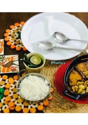 A picture of Typical Bong Lunch with Rohu Fish Curry with Cauliflowers & Potatoes 🥔.